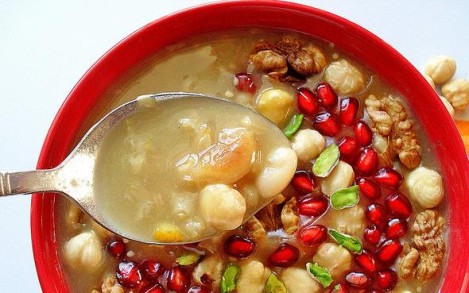 Emziren Annelerin Baştacı Aşure