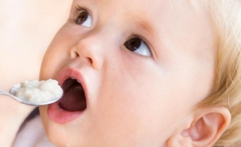Aylara Göre Sütten Kesilen Bebek Nasıl Beslenmeli?