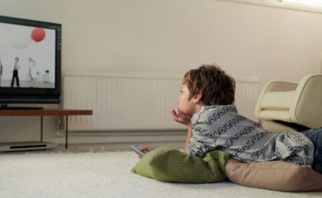 TV izlerken çocuğunuzun yanında olun