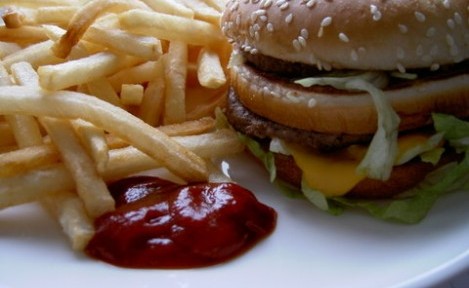 Fast food, vitamin eksikliğine de yol açıyor