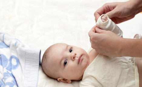Anneler Bebek Giydirirken Hangi Hataları Yapıyor?
