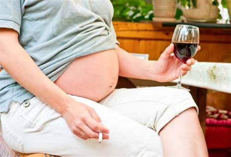 Gebeliğin İlk 3 Ayında Sigara ve Alkol Düşüğe Yol Açar