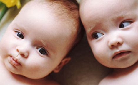 İkiz Bebek Annelerine Emzirme Tüyoları
