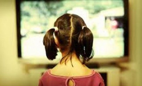 Çocuğunuz Yüksek Sesle TV İzliyorsa Dikkat!